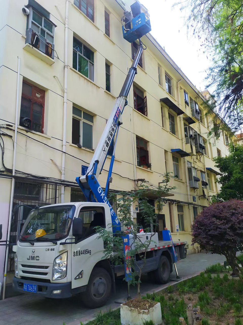 藍牌自臂登高車安裝廣告牌施工現(xiàn)場，方便操作