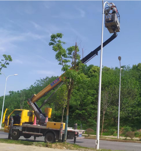 載人直臂登高車安裝路燈施工現(xiàn)場