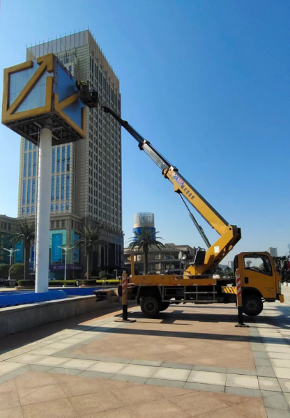 高曼仁登高車高空作業(yè)，用車安全